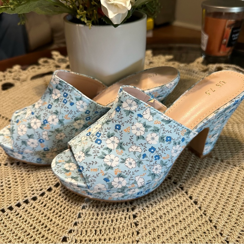 New in box platform chunky heels